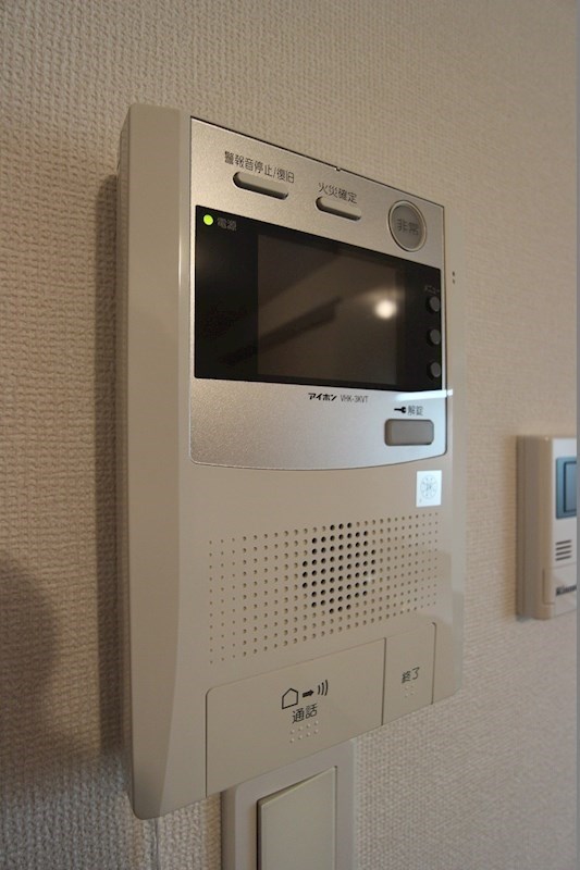 福岡県北九州市戸畑区新池１丁目 来客者の確認が出来て安心のモニター付きインターホンです。