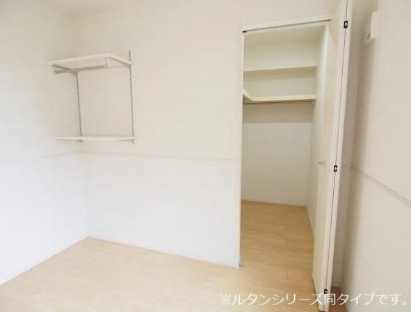 メゾンフルールⅡ   ウォークインクローゼットがあるので、荷物の多い方でも快適です。