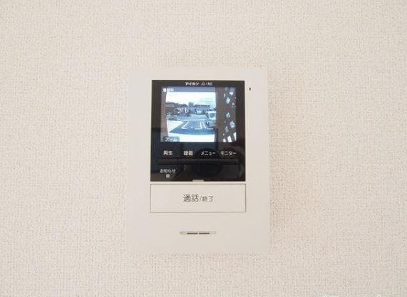 メゾンフルールⅡ   来客の顔が確認出来るTVインターホン付き。