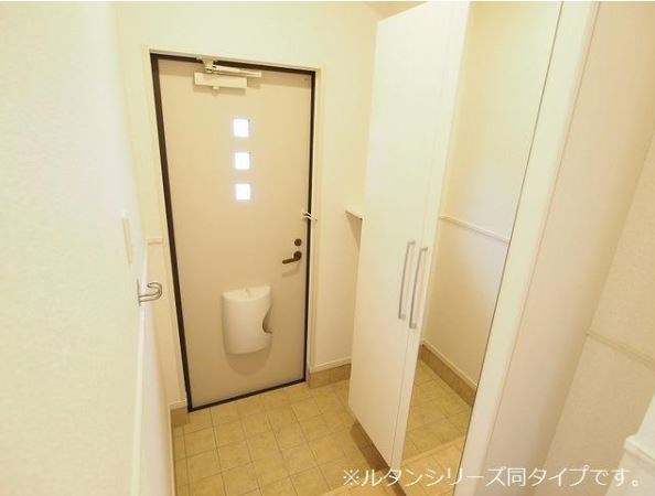 メゾンフルールⅡ   トールサイズのシューズボックスで、沢山収納が出来ます。