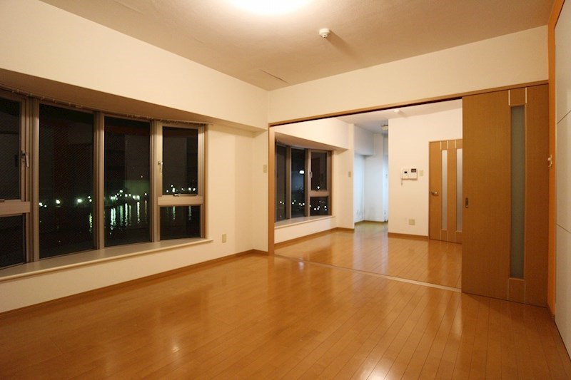 浅野ベイタワー 窓が大きな開放感のあるお部屋です。