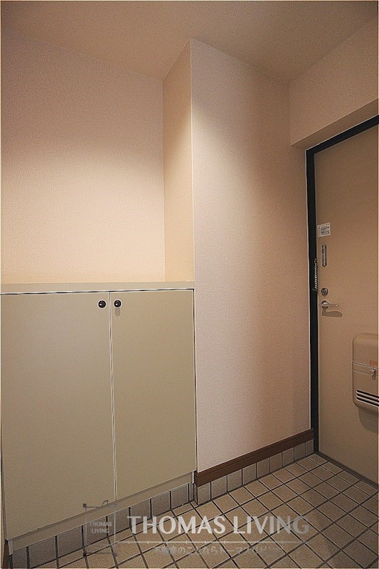 KAKU BLD 玄関収納が備わっています。