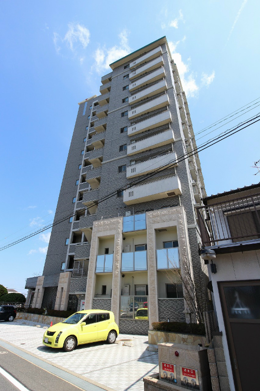 サンシャイン・マリンズ井堀 閑静な住宅街に佇む高層マンション