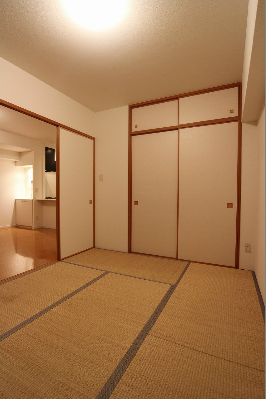 シャトレ大手町　S棟 和室があると落ち着きますね。収納もバルコニーもあります。