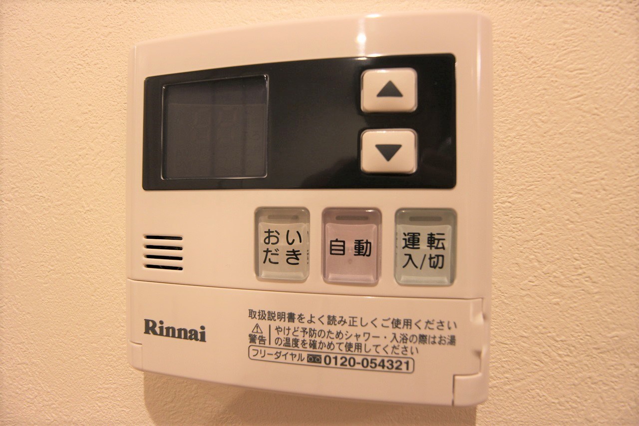 キャトルセゾン中井   温度調整や追い焚き操作が可能な給湯器です。