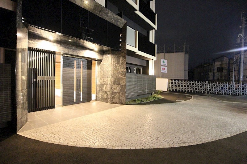 ADVANCE 128 広く取られ、夜でも明るいエントランスです。