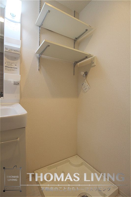 エスペランサ祇園原町 洗濯機置き場回りの収納はあると便利です。