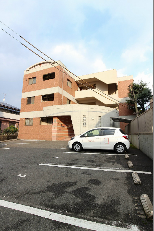 ピエモンテ 閑静な住宅地にありひときわオシャレな外観です。