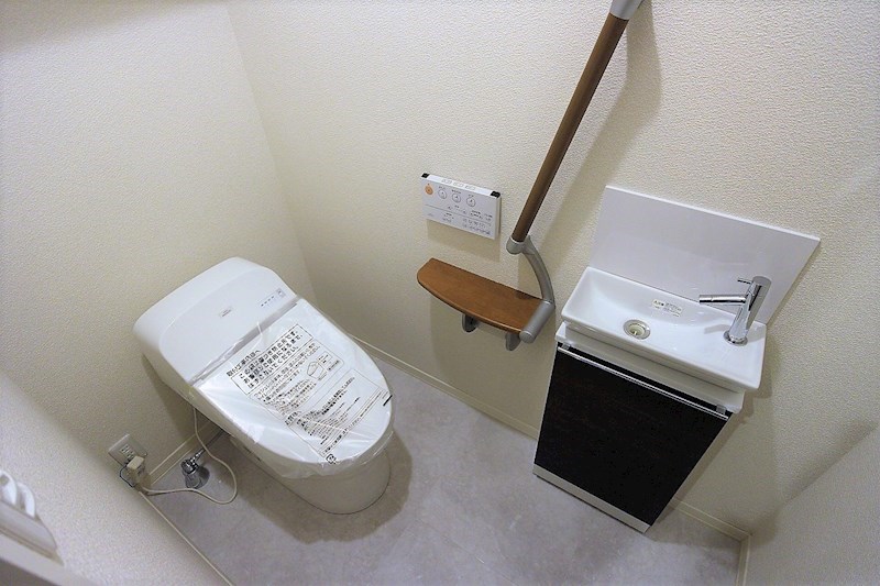 エクラージュ足立 手洗い付きの広いトイレです。