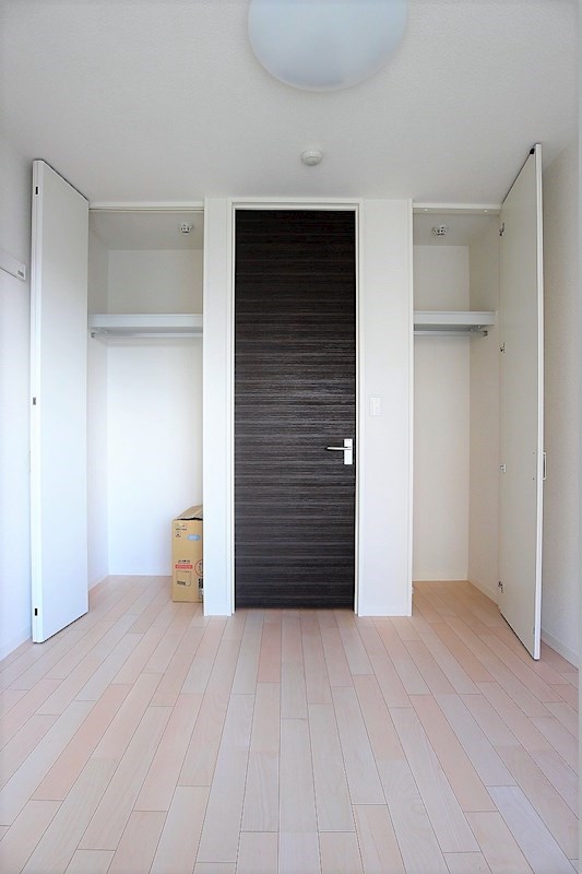 エクラージュ足立 全部屋に収納があります。