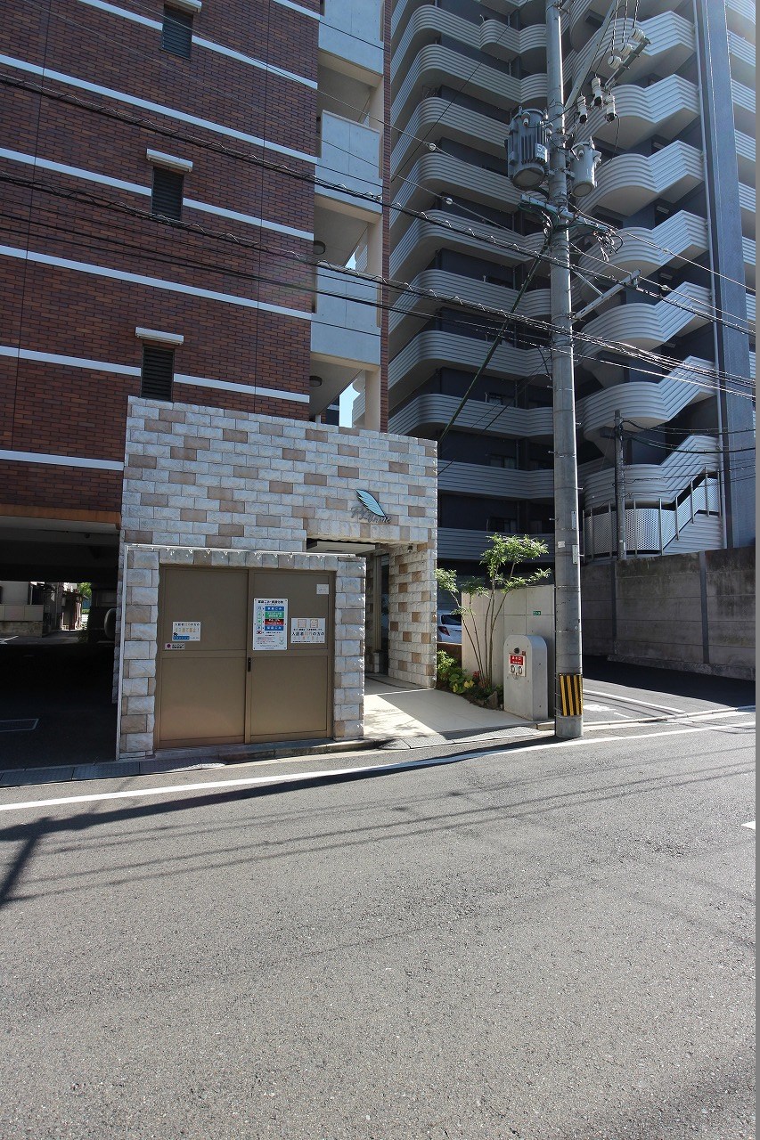 プルーム真鶴 敷地内ごみ置き場があります。
