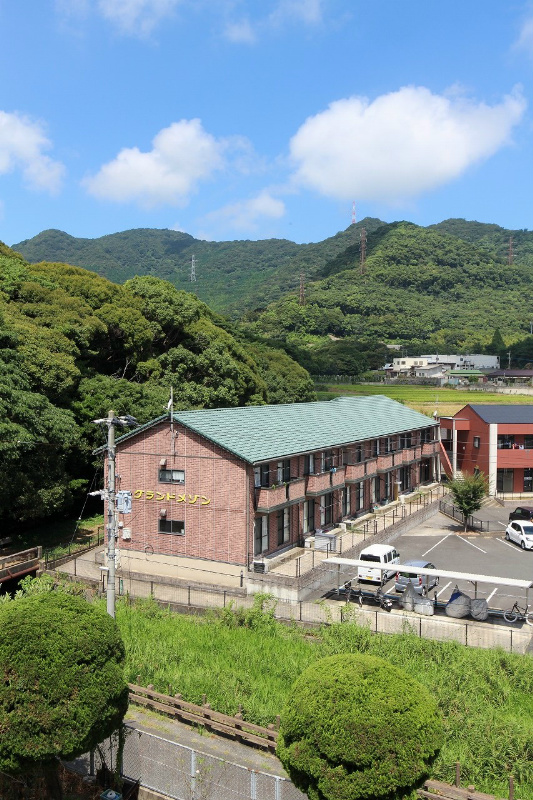 グランドメゾン 緑豊かな住宅地にあるアパートです。