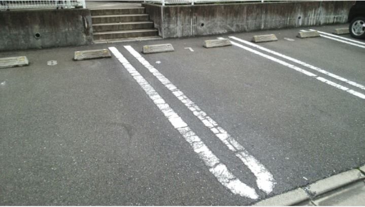 ジュネス馬場Ｂ棟 広めで停めやすい、駐車場のお写真です。