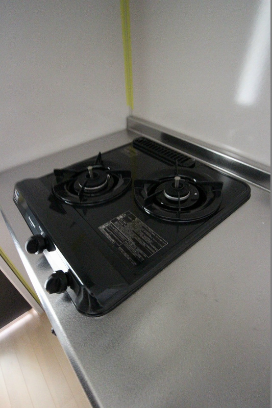 プランドール九工大前 2口コンロが備わっています。