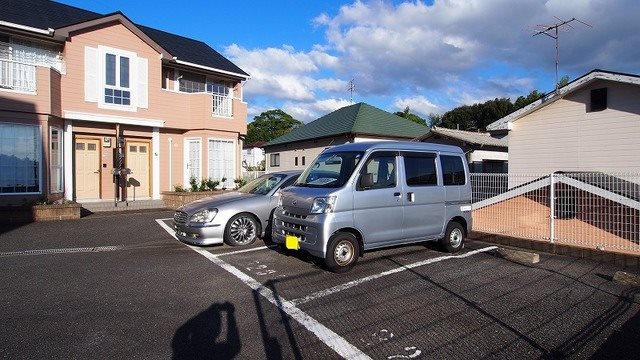 シャルマンハイツB 駐車場