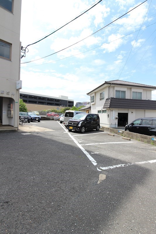 第二原ビル 敷地内の駐車場です。
