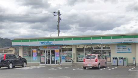 ヴィヴレ　A棟 ﾌｧﾐﾘｰﾏｰﾄ 直方菜の花大橋西店