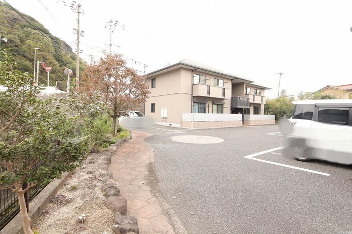 エヴァーグリーン紫の池　C棟 駐車場