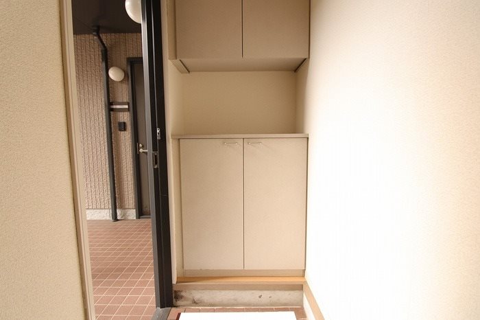 エヴァーグリーン紫の池　C棟 玄関