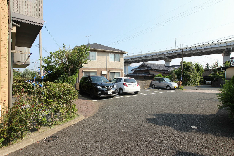 咲ら坂Hi！　H棟  広々した駐車場です。駐車も簡単ですね。