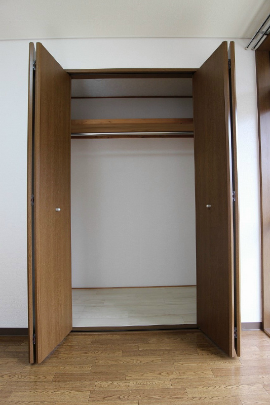 エトワール・HANDA壱番館 ※別号室の写真になります。大きいサイズの収納です。