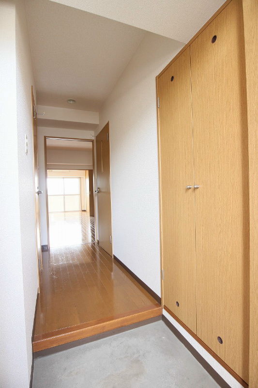 雅ビル 収納付きの玄関。