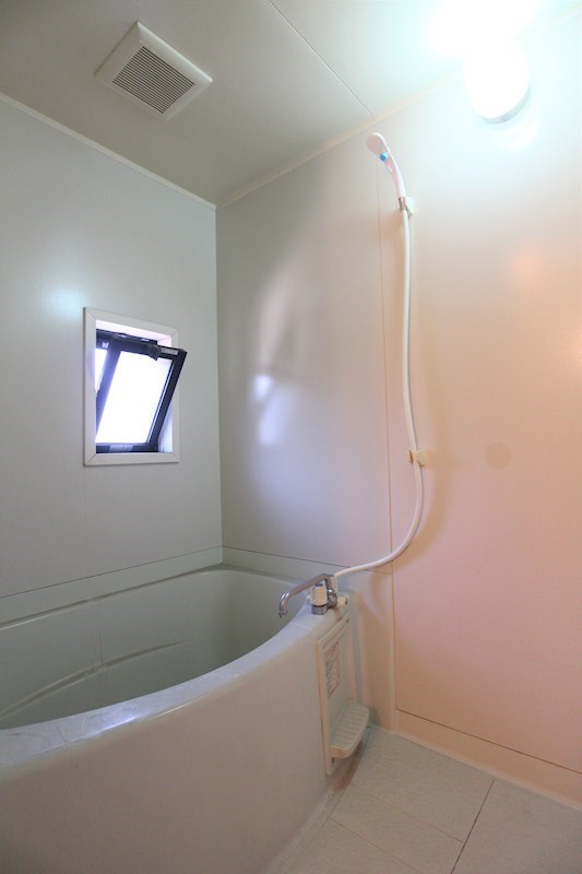 コーポ横代　A棟 小窓の付いた明るい洋室です。
