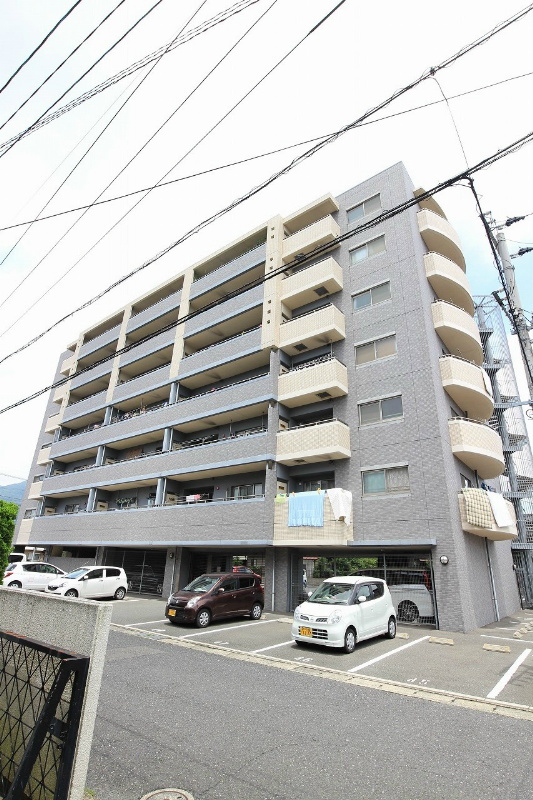 Ground Hills （グランヒルズ） 駐車場側からの外観♪