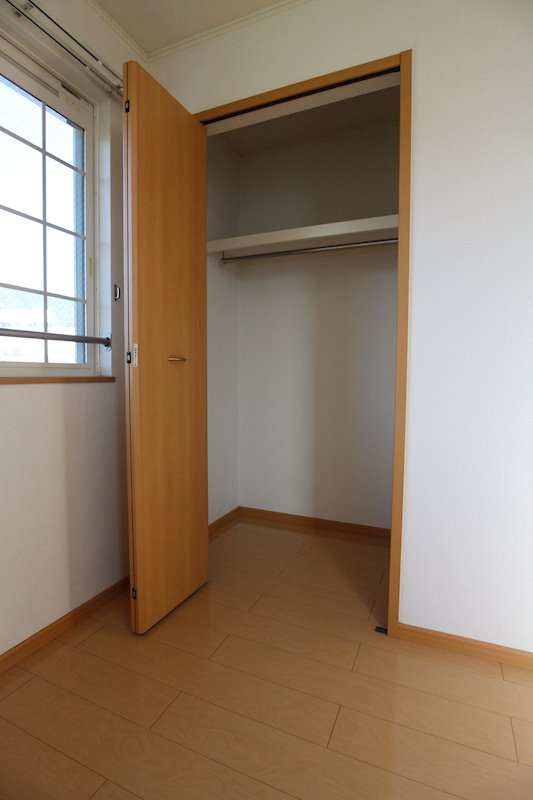 メリディオ葛原　Ａ棟 収納が3か所あるので荷物もたっぷり収納できます