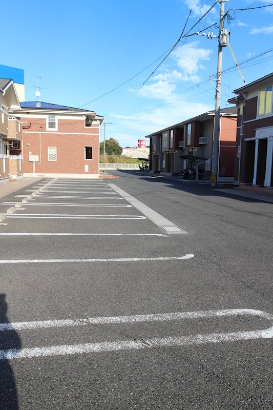 メリディオ葛原　Ａ棟 広いスペースで駐車も安心です