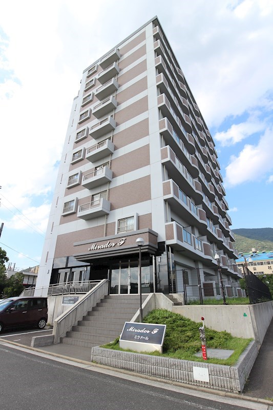 迫力のあるマンションです。