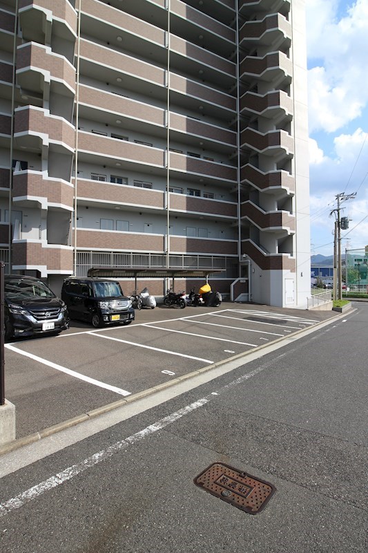 ミラドール F  ※別号室の写真です。　敷地内の駐車場。