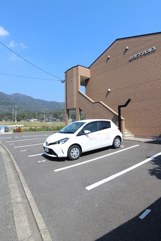 セブンヒルズ ※別号室の写真です。建物の前に駐車