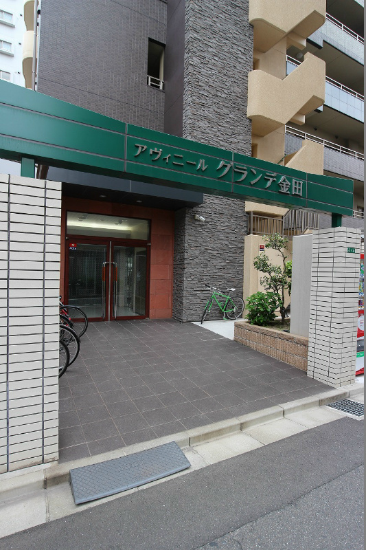 アヴィニールグランデ金田  高級感もありオシャレなエントランスです。