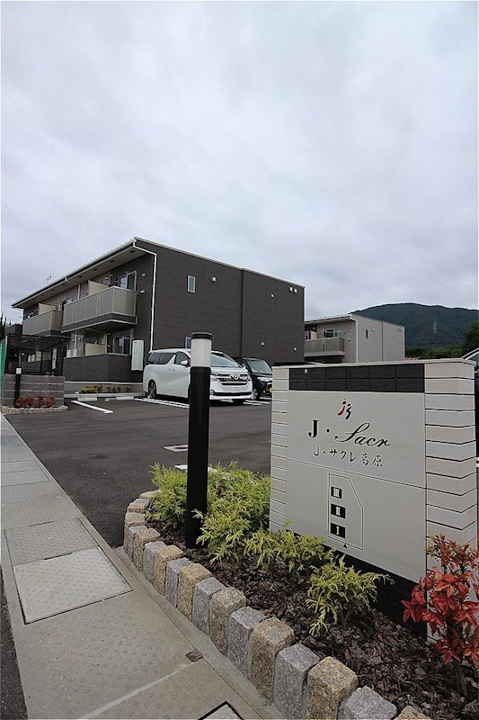 J・サクレ葛原Ⅰ 建物左側