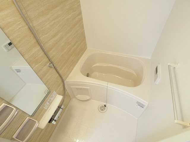 フレッシュリー　B棟 キレイで広い浴室です。