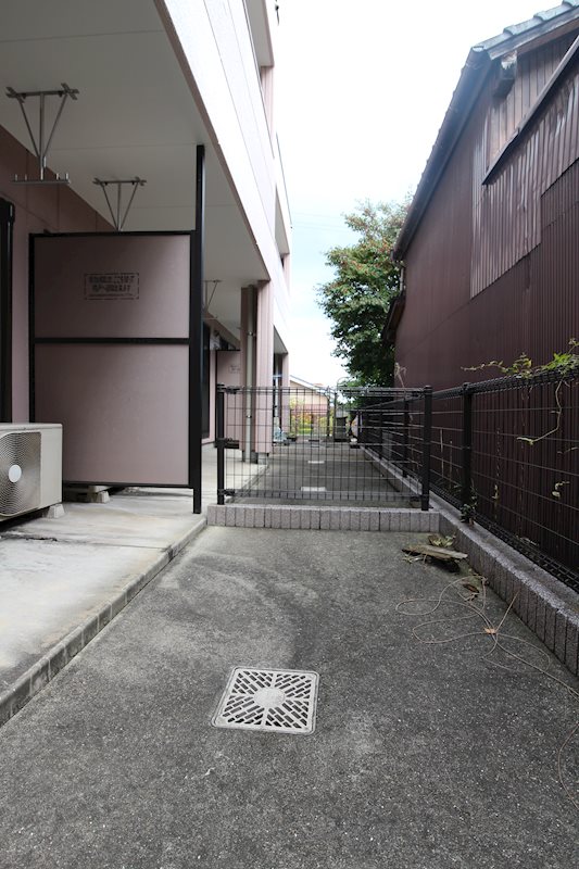 アムールコスモス  専用テラスは広くて洗濯物が干しやすい