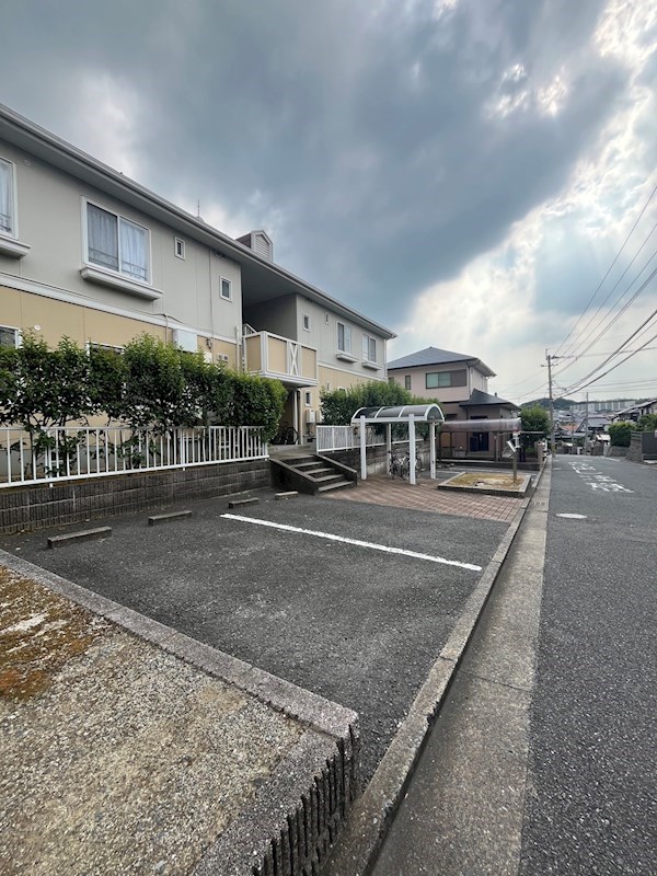 カレッジヒルズ A棟  駐車場