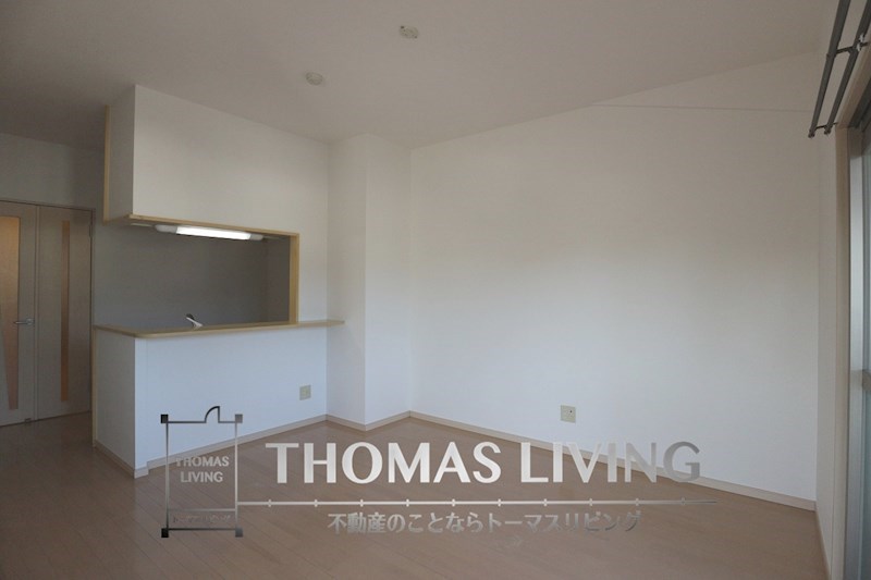 アン・レーヴ カウンターキッチンからリビングを見渡せます。