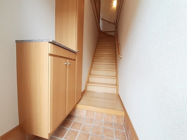 サンレミ葛原 A棟  ※別号室の写真です。収納も多い玄関です。