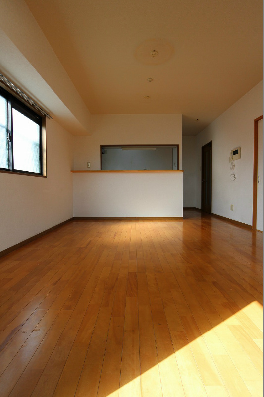 アネーロあそう  リビング　角部屋、３面採光の室内が魅力的です。