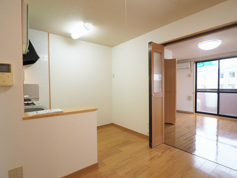 ツインズ葛原東 B棟 照明付きで明るいお部屋です。