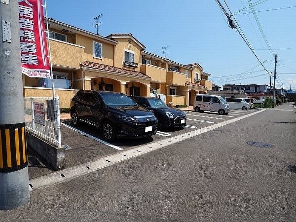 グリンデルハイム若園　B棟 駐車場
