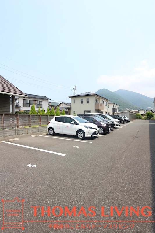 ルネス若園 A棟 駐車場以外にガレージがあります。