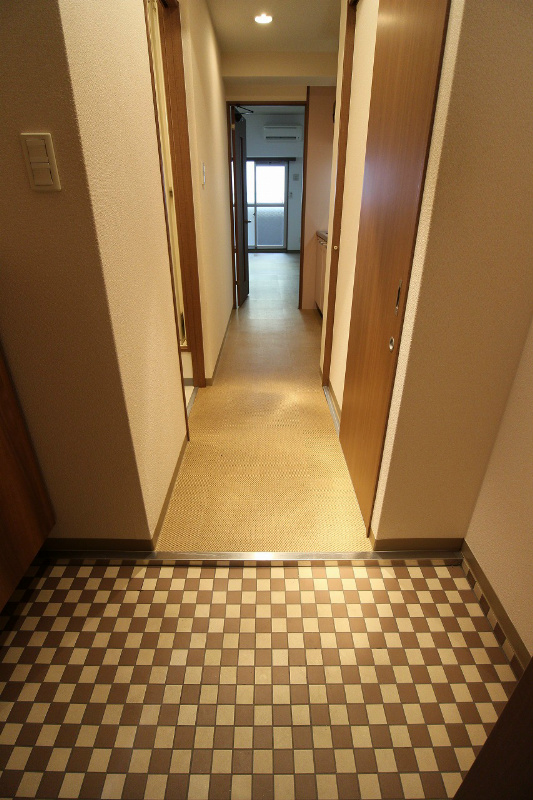 リード室町 明るい玄関