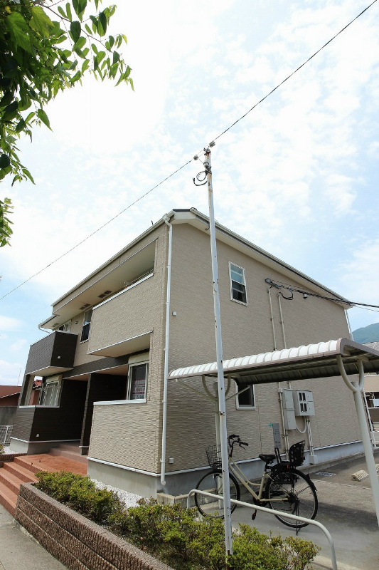 ソレイユ元町 Ａ棟 駐輪場からみた外観♪