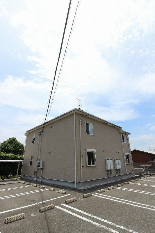 ソレイユ元町 Ａ棟 駐車場側から見た概観♪