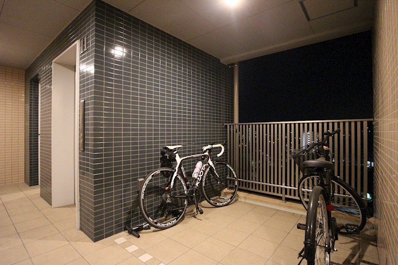 福岡県北九州市戸畑区新池１丁目 各フロアにエレベーター降りた所に自転車置き場があります。