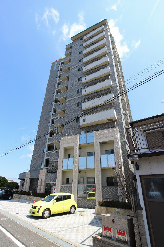 サンシャイン・マリンズ井堀 閑静な住宅街に佇む高層マンション