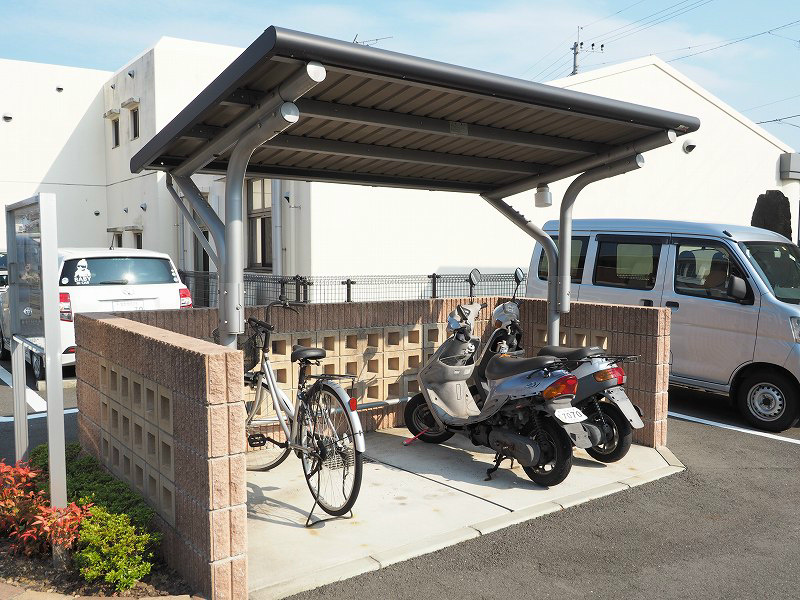 ミニョン  屋根付きの駐輪場です。